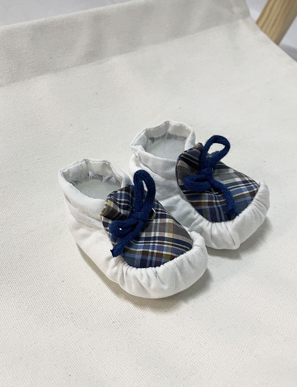 Newborn Shoes Dog Tender and Beautiful Blue and White